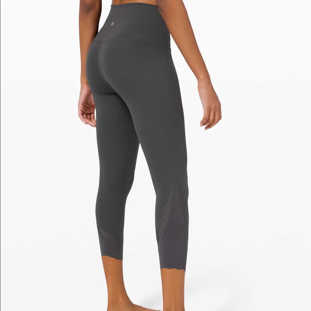 Wunder under scalloped hem high rise crop 23”